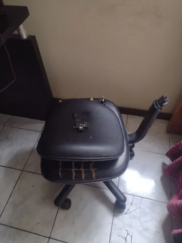 Cadeira quebrada para reforma 