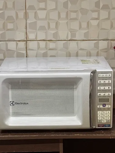 Microondas eletrolux semi novo