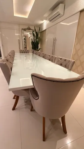 Conjunto com 12 cadeiras de jantar estofadas capitonê
