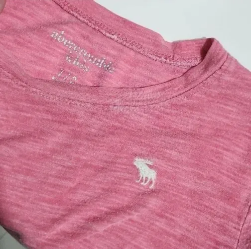 camiseta rosa degradê verde abercrombie kids com algumas manchinhas