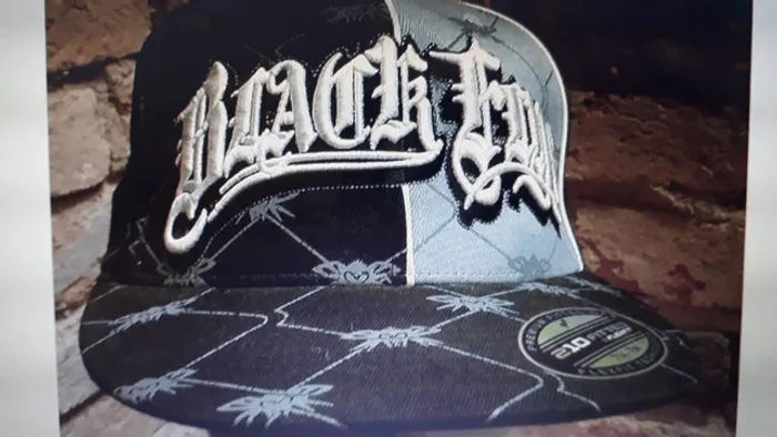 vários bonés....leia