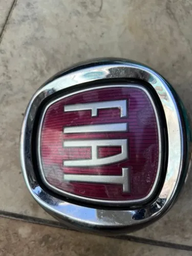 maçaneta tampa traseira  emblema fiat strada 2009/2022