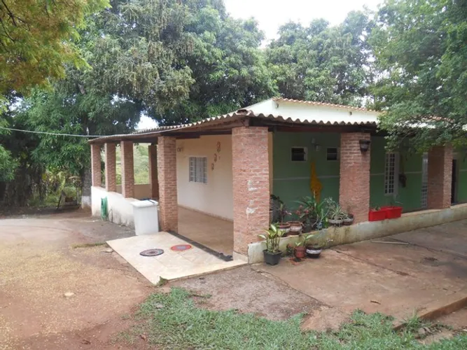 Sítio com 21.000m² e 3 excelentes casas , murada energia água da seneago 