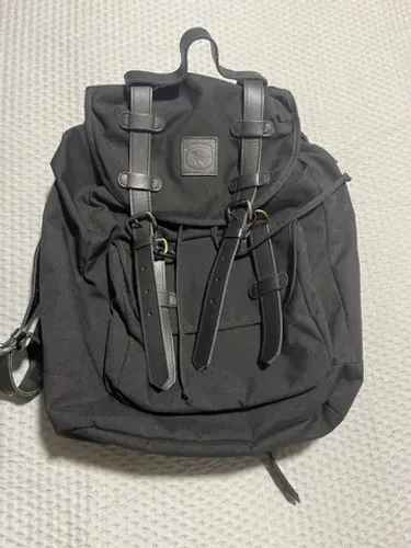 Mochila preta de couro
