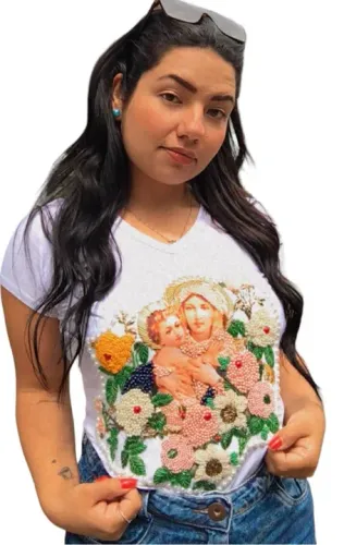 Camiseta t-shirt manga curta nossa senhora bordada em pedrarias
