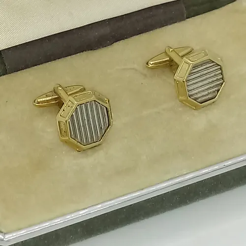 Par de abotoaduras dourado com detalhes em prata