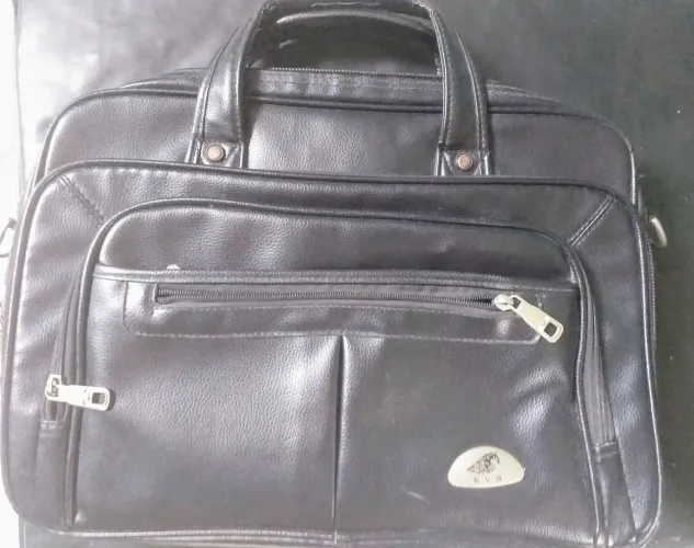 Bolsa de ombro masculina preta em Couro Sintético
