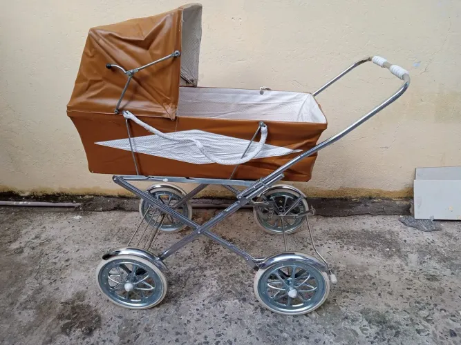 Carrinho antigo de bebê