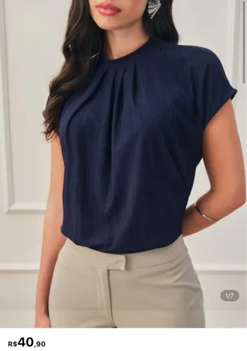 Blusa feminina azul marinho gola plissada