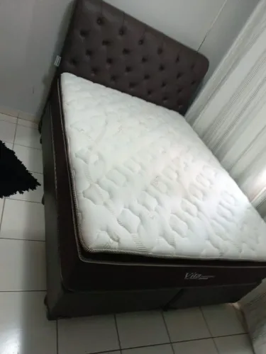 Cama queen size com colchão d33