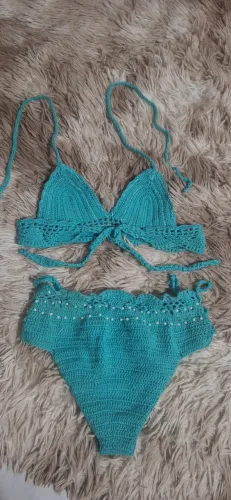 Biquini infantil de Crochê, com aplicação de pérolas.