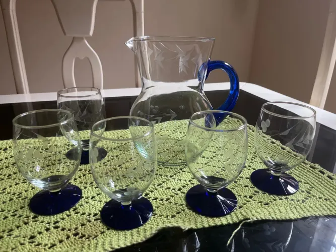 Jarra de cristal com cinco taças ricamente detalhadas