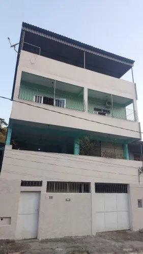 Terreno com 3 casas em Jardim Ideal II, Belford Roxo.