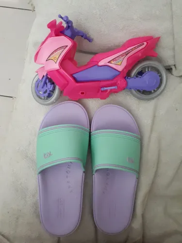 Chinelo com motinho de brinquedo.