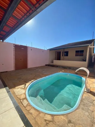 * Casa com piscina à venda