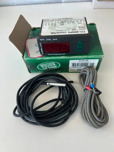 O controlador de temperatura Full Gauge TC 900 Ri Clock