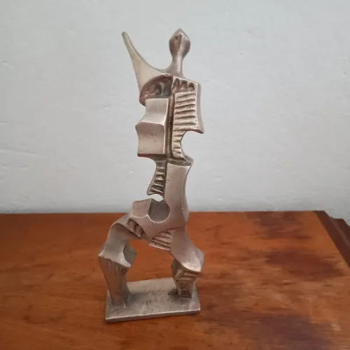Antiga escultura executada em bronze do artista Roberto Crivelle