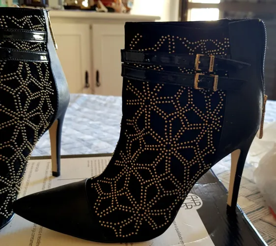 Bota ANA HICKMAN Preta com Detalhes Dourados 39 salto 10,5 cm.