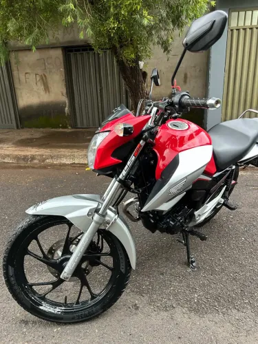 Vendo Titan 160 muito bem conservada 