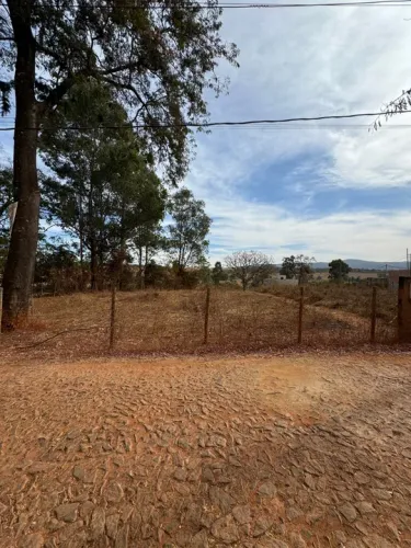 Chácara 100% plana de frente para o calçamento no portal Serra azul em Igarapé