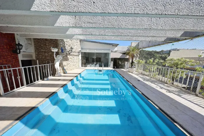 Cobertura linear com piscina e espaço gourmet integrados