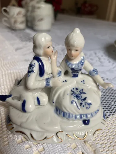 grupo escultórico de porcelana