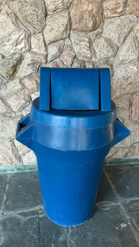 Lixeira Basculante Azul t120 litros em plástico resistente
