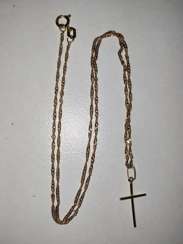 Gargantilha de ouro com pingente de cruz