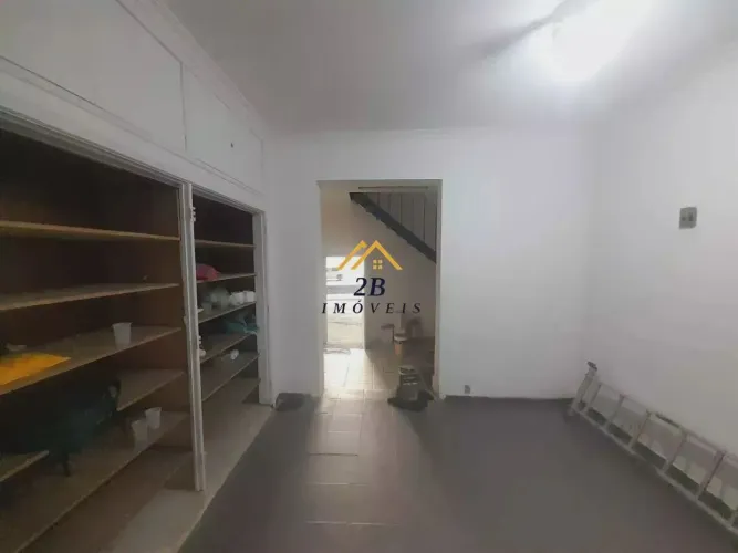 CASA COMERCIAL NA AVENIDA PAULO DE FRONTIN.