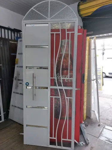 Porta de ferro colonial 