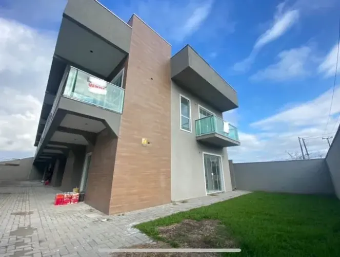 Sobrado em Condomínio Fechado com 3 Quartos em Guaratuba