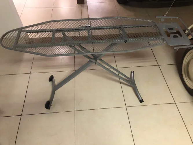 Tábua De Passar Com Rodinhas E Suporte Fio 45,7cm X 1,34m