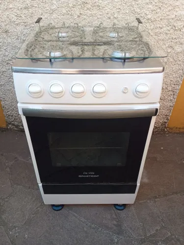 Fogão Brastemp, 4 bocas, acendimento manual.
