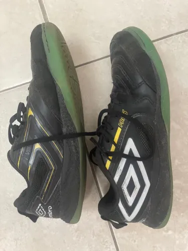 Chuteiras de Futsal Umbro - Tamanho 37