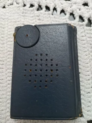 Antigo rádio de bolso Henica da década 60