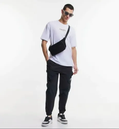 Calça Jogger em Paper Touch com Bolsos Cargo Preta - Blue Steel.