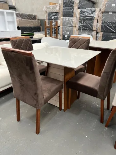 Mesa Quadrada com 4 Cadeiras MOSTRUÁRIO
