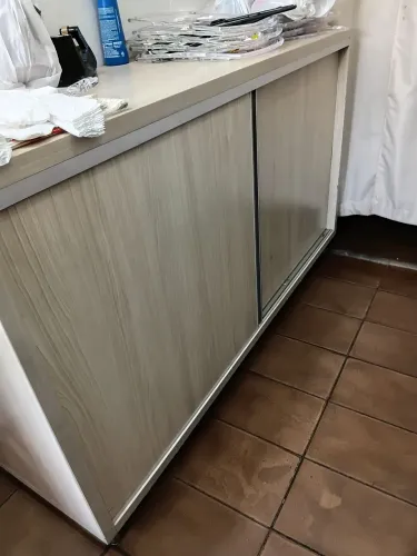 Balcão de loja com portas