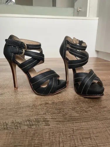 Sandália preta salto fino 34