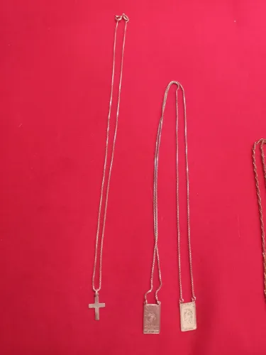 Colares religiosos - Cruz e escapulário de prat,  corrente romanel com marcas de uso.