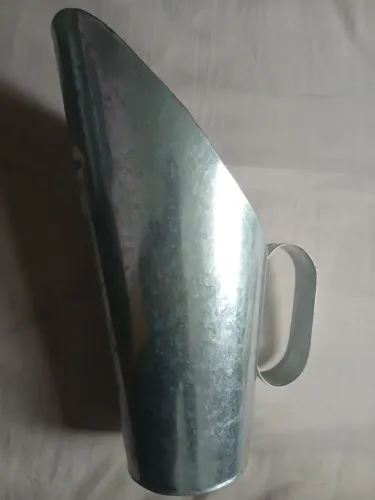 Caneca de metal galvanizado