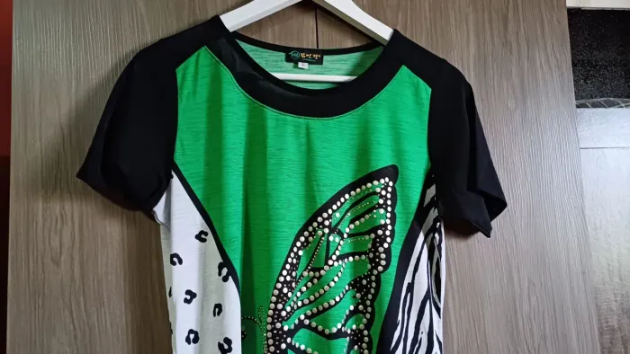 Camiseta feminina verde com borboleta