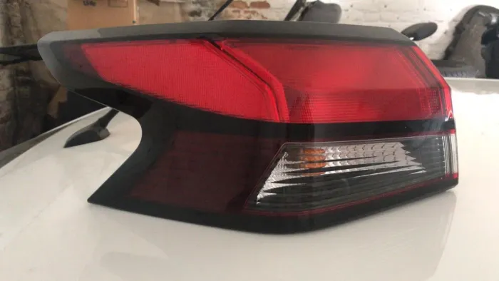 Nissan versa 21/24 lanterna lê