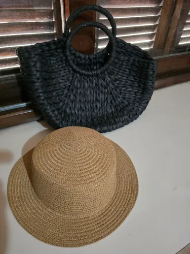 Bolsa e chapéu de praia