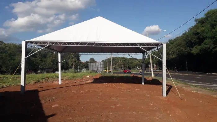 Tenda/toldos /Estrutura metálica/policarbonato 