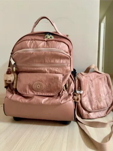 Kit Kipling Original Rosa Metálico - Mochila com Rodinhas + Lancheira Térmica
