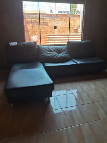 Vendo um sofá de couro ótimo estado confortável aceito cartão