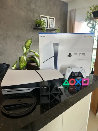 PS5 Slim 1 TB com leitor de mídia física ? Apenas 5 meses de uso + Garantia de fábrica. 