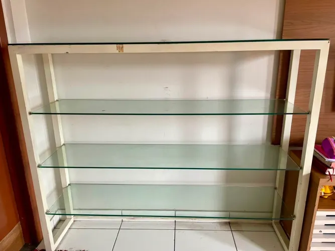Expositor de Ferro com Prateleiras de Vidro - R$ 250