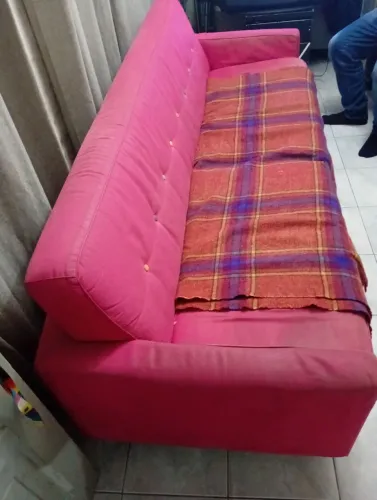 Sofá madeira macica rosa choque usado detalhes porém conservada.nao é novo é sofá usado